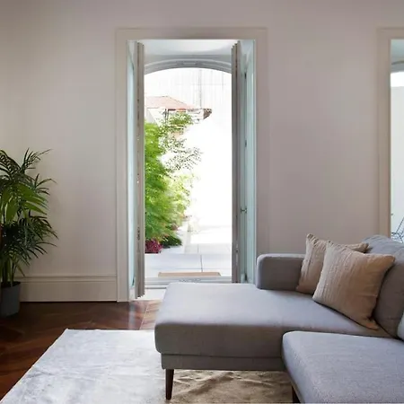 Boutique Rentals- The Clerigos W/ Patio 포르투