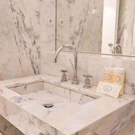 Boutique Rentals- The Clérigos W/ Patio Oporto