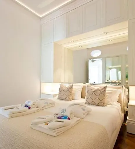 Boutique Rentals- The Clerigos W/ Patio