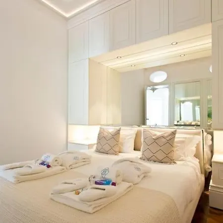 Boutique Rentals- The Clerigos W/ Patio